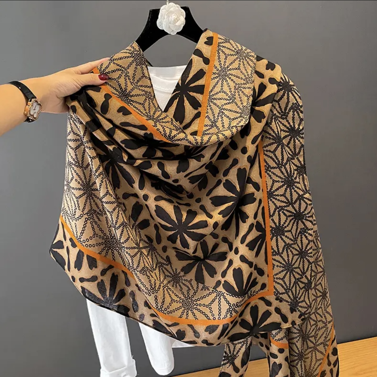 Foulard Printemps marron, noir et orange