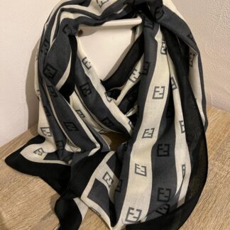 Foulard beige, gris et noir